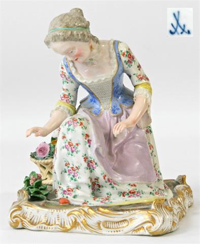 MEISSEN seltene Porzellanfigur eines Mädchens beim Blumen pflücken, Mitte 19.Jh.,