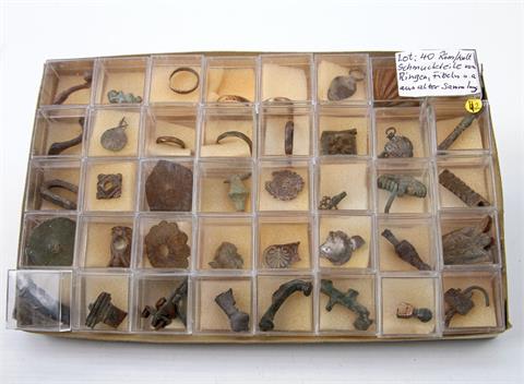 Sammlung von ca. 40 antiken Schmuckteilen. RÖMISCH/KELTISCH