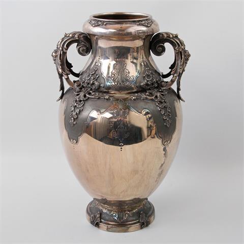Prunkvolle Vase im Barockstil, Silber (800), wohl um 1900.
