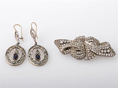 Konvolut: Antikschmuck: 1 Paar Ohrhänger Metall/partiell vergoldet mit weißen und blauen Steinen, 1 Brosche Silberanteilig mit
