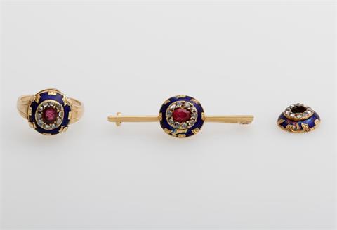Antikes Set: Ring und Brosche, je ein facettierter Rubin umgeben von Diamantrosen zus.ca. 0,4ct., blauer Emaille partiell