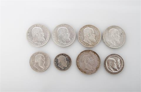 Württemberg - Konvolut aus 8 Münzen: 7 x 2-5 Mark, 1898-1912 F, Erhaltung unterschiedlich + 1 Kronentaler 1833,