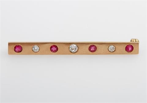 Brosche, um 1890, besetzt mit vier fac. Rubine, sowie drei Altschliff- Diamanten zus. ca. 0,30 ct.