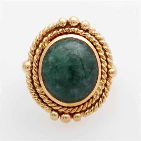 Ring Gelbgold mit 1 Siam-Jadecab. oval, Gr. 54;