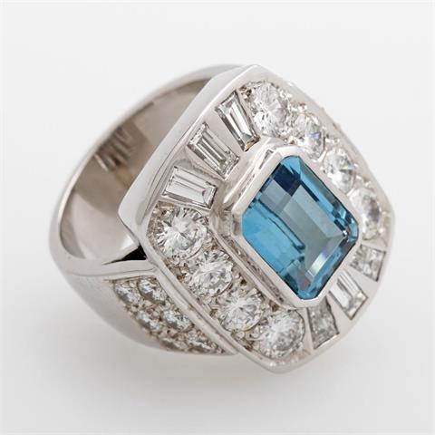 Ring mit einem feinen Aquamarin ca. 2,8ct. im achteckigen Treppenschliff, Diamanten zus. ca. 2,4ct. W/VVS-VS.