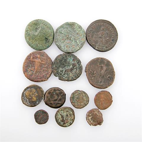 Römisches Kaiserreich - Kleine Fundgrube von 13 antiken Münzen, Bronze, zuallermeist römische Kaiserzeit,