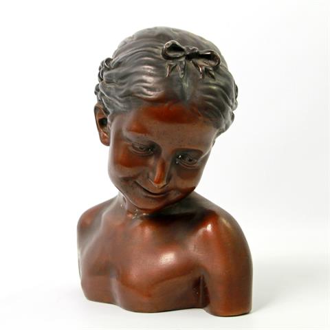 Mädchenbüste, wohl Frankreich um 1900, Keramik.