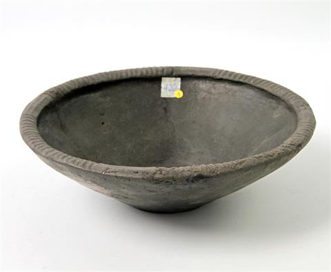 Schale der Lausitzer Kultur, wohl Bronzezeit, 900-500 v.Chr.
