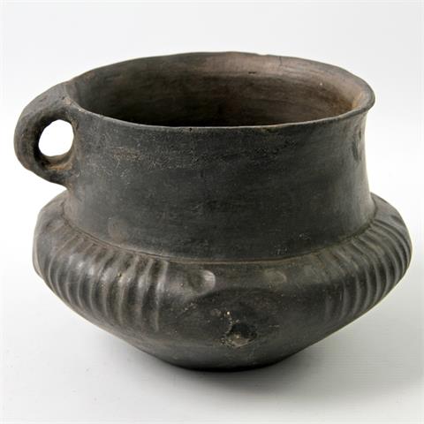 Henkelgefäß der Lausitzer Kultur, wohl Bronzezeit, 900-500 v.Chr.