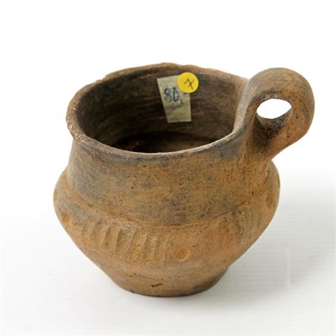 Kleines Einhenkelgefäß der Lausitzer Kultur, wohl Bronzezeit, 900-500 v.Chr.