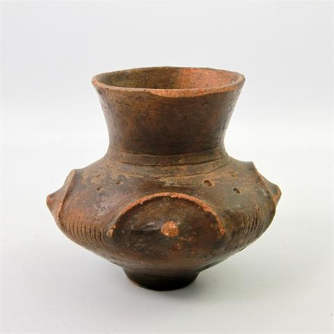 Vasenförmiges Gefäß der Lausitzer Kultur, wohl Bronzezeit, 900-500 v. Chr.