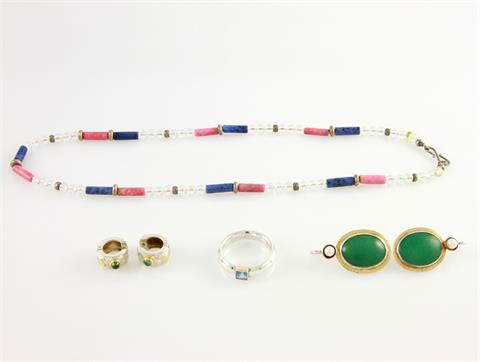 Konvolut: Silberschmuck: Paar Ohrhänger mit je 1 ZP und 1 grünem Stein (wohl Jade), Paar Creolen mit goldfarbener Belötung und