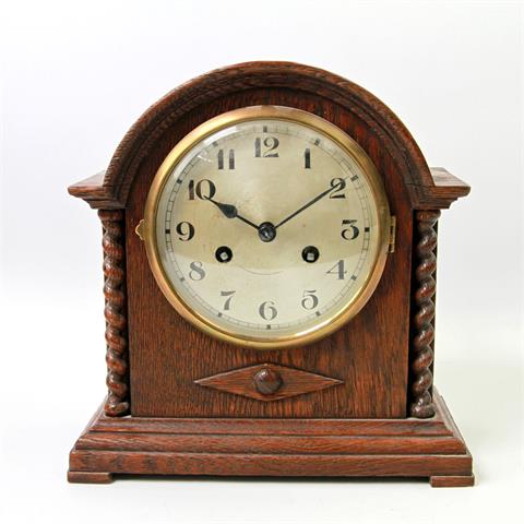 Bracket Clock, um 1920, Eichegehäuse dunkel gebeizt.