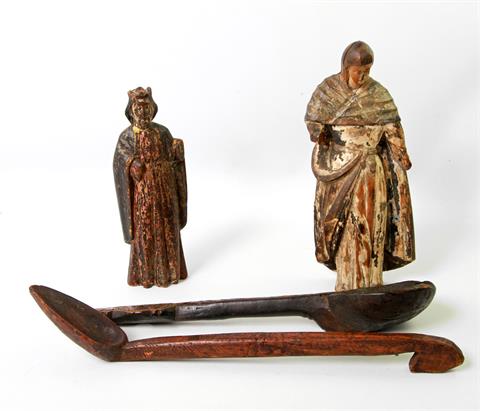 Konvolut: 2 Skulpturen und 2 Löffel, Holz partiell mit Farbresten, 20./21. Jh.