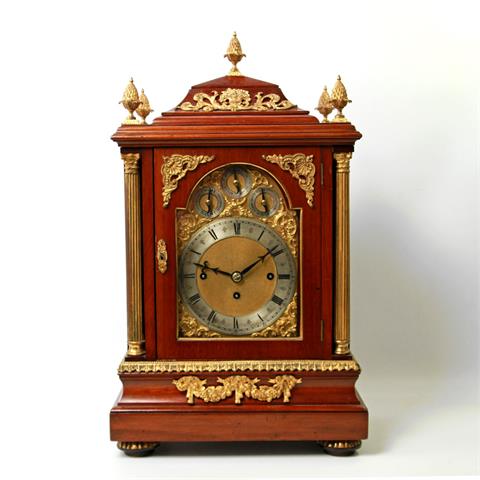 Bracket-clock, England Ende 19. Jh., Mahagonigehäuse mit messingfarbenen Metallapplikationen.