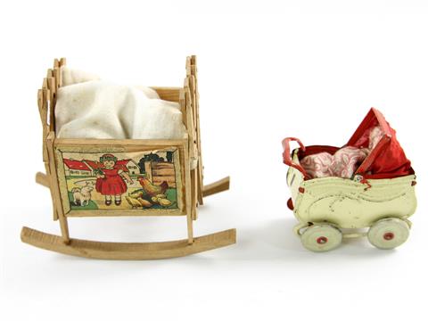 Früher Puppenstuben-Kinderwagen aus Blech, dazu Wiege,