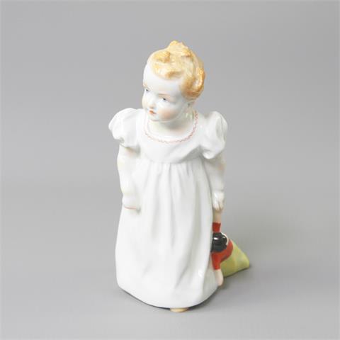 MEISSEN Hentschelkind "Stehendes Kind mit einer herabhängenden Puppe in der Hand", 20.Jh., 1.Wahl,