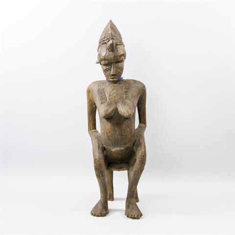 Weibliche Ahnenfigur bzw. Mutterschaftsfigur aus Holz. AFRIKA, wohl Elfenbeinküste