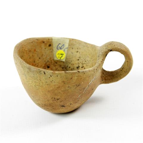 Kleine Tasse aus braunem Ton. Wohl Lausitzer Kultur 900-500 v.Chr. (Bronzezeit)