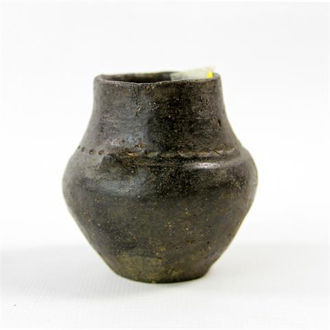 Kleines urnenförmiges Gefäß. Wohl Lausitzer Kultur 900-500 (Bronzezeit)