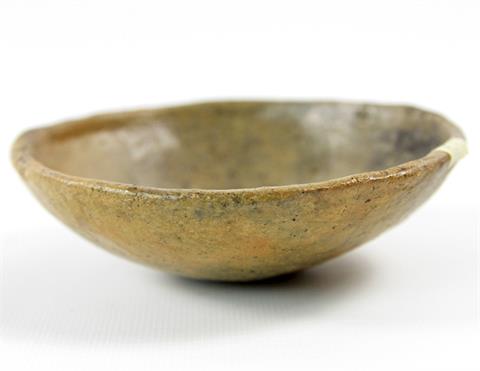 Kleine Schale aus braunem, glattem Ton. Wohl Lausitzer Kultur 900-500 v.Chr. (Bronzezeit)