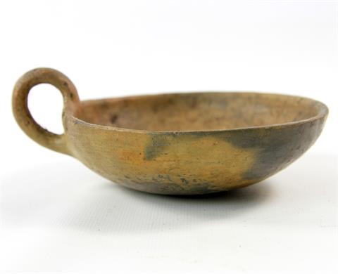 Omphalostasse aus braunem, glattem Ton. Wohl Lausitzer Kultur 900-500 v.Chr. (Bronzezeit)