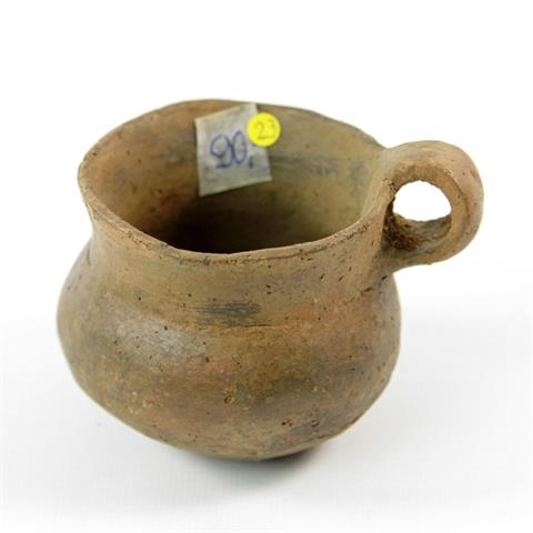 Kleiner Bandhenkelkrug. Wohl Lausitzer Kultur 900-500 v.Chr. (Bronzezeit)