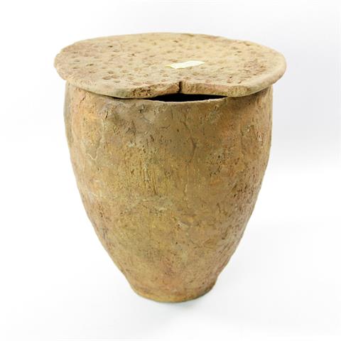 Großes steilwandiges Vorratsgefäß aus rauem Ton. wohl Lausitzer Kultur 900-500 v.Chr. (Bronzezeit)