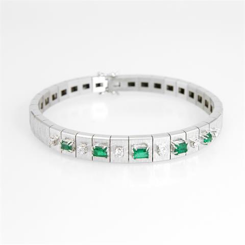 Armband WG 18 K bes. mit 5 Smaragden ca. 0,93 ct und 6 Brill. ca. 0,24 ct Weiß / if (laut beil. Zertifikat).