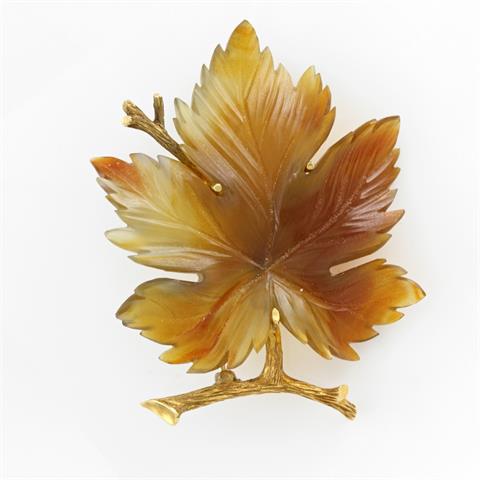 Brosche GG 18 K, Herbstblatt aus Achat geschnitten.