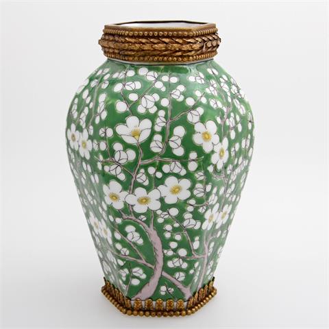 Kleine Vase im asiatischen Stil, 1.H. 20.Jh.,