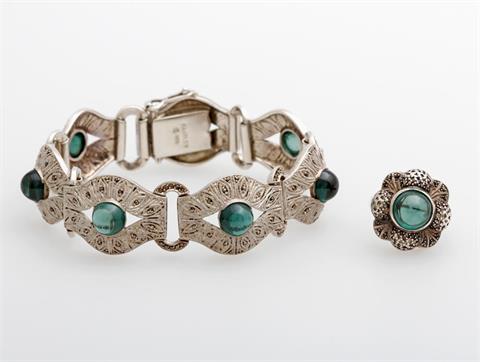 Schmuckset THEODOR FAHRNER: ein Armband und ein Ring, besetzt mit grünen Steinen und Markasiten.