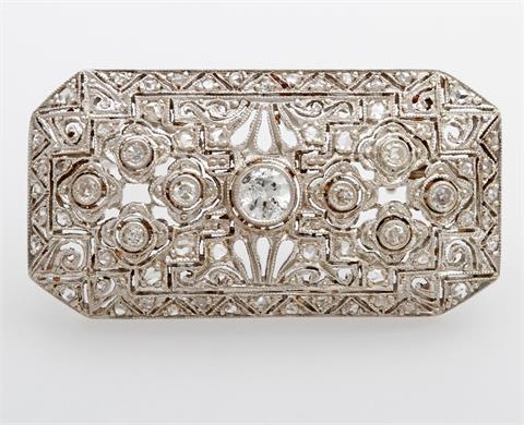 Brosche, um 1930, Sägearbeit, mittig besetzt mit einem Altschliff- Diamant ca. 0,30 ct, sowie Diamantrosen und Achtkant-