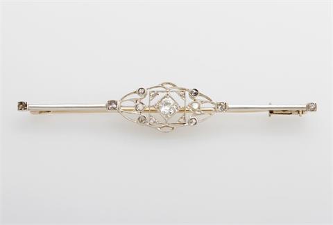 Brosche/ Nadel, um 1910, filigran gestaltetes Mittelteil mit einem Altschliff- Diamant ca. 0,20 ct, sowie kl. Diamantrosen.