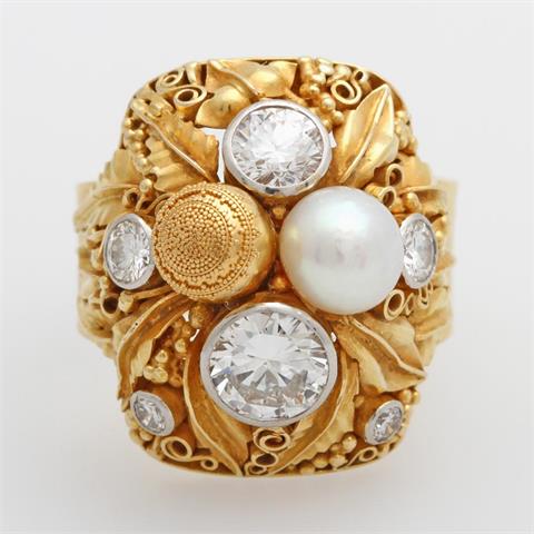 J.M. WILM Damenring, wohl 1950er Jahre, feine Handarbeit mit floralen blattförmigen Elementen, besetzt mit 6 Diamanten zus. ca.