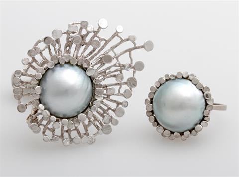 Set: Brosche und Damenring, besetzt mit je einer hellgrauen Mabé- Perle.