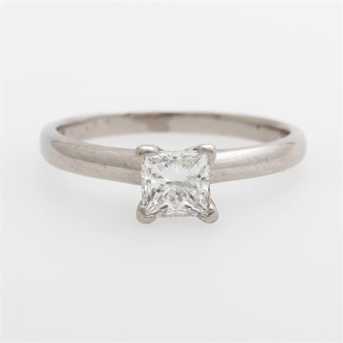 Klassischer Solitär- Ring, besetzt mit einem Diamant bez. "Square Mod. Brillant" ca. 0,56 ct, River (E)/ PIQUE 1.