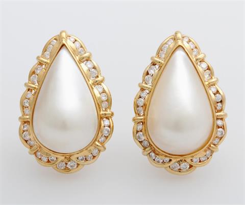 Ohrclips (Paar) besetzt mit je einer tropfenförmigen Mabé- Perle sowie je 30 Diam.- Brillanten.