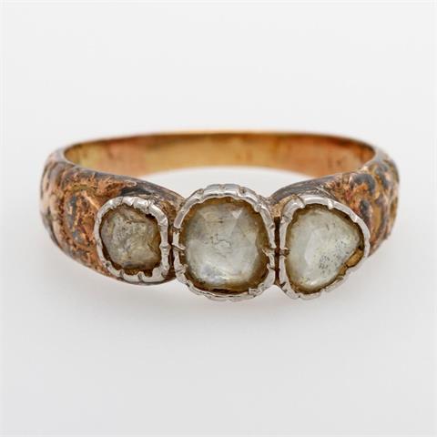 Antiker Ring mit drei Diamant-Rosen.