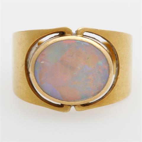 Damenring m. einem ovalen Opal in schöner Qualität