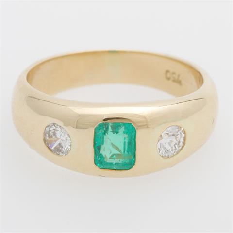 Bandring besetzt mit einem Smaragd (behandelt) und zwei Altschliff- Diamanten zus. ca. 0,40 ct, TOP CRYSTAL/ SI.