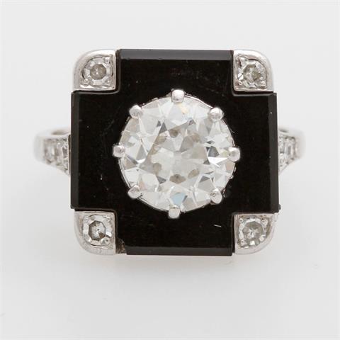 ART DECO Damenring, Onyxplatte mittig besetzt mit einem Altschliff- Diamant ca. 1,4 cts, sowie zehn Achtkant- Diamanten zus.