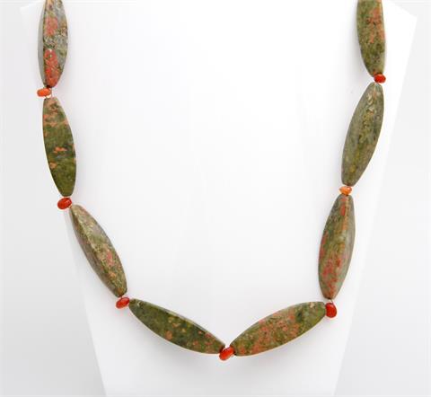 Halskette aus Unakiten mit Zwischenteilen in Karneol.