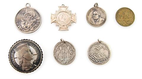 Münzschmuck - Konvolut aus 7 Stück: 2 verschiedene Kremnitzer St. Georgs-Medaillen,