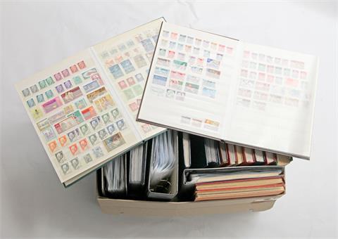 Briefmarken - Karton mit 17 Alben. Bund, DDR, Ausland. Dabei 2 Alben mit Streichholzschachteldeckeln.