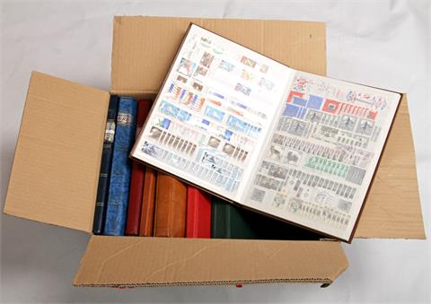 Briefmarken - kleiner Karton mit 8 Alben