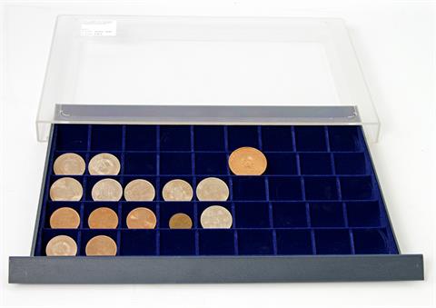 DDR - Tableau mit 15 Münzen und Medaillen,