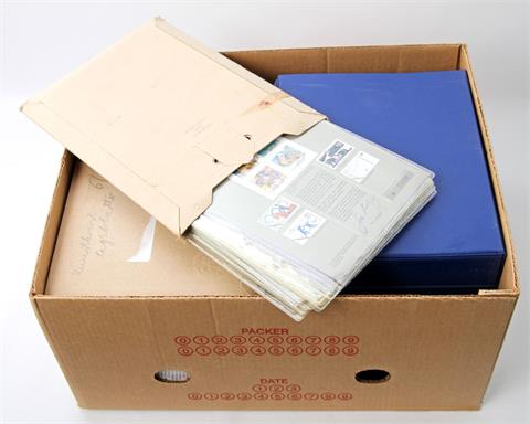 Briefmarken - Karton mit Künstlererstagsblättern in Alben und Versandtaschen.
