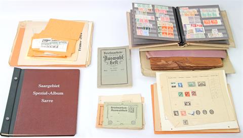 Briefmarken - kleine Kiste mit Büchern, Blättern und losen Marken.