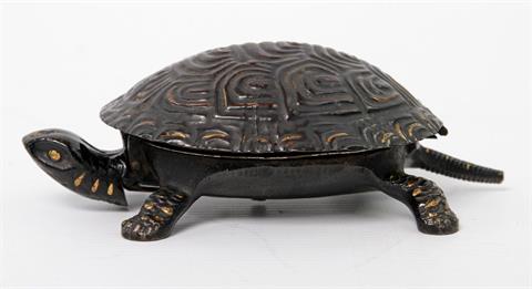 Tierplastik einer Schildkröte, um 1900.